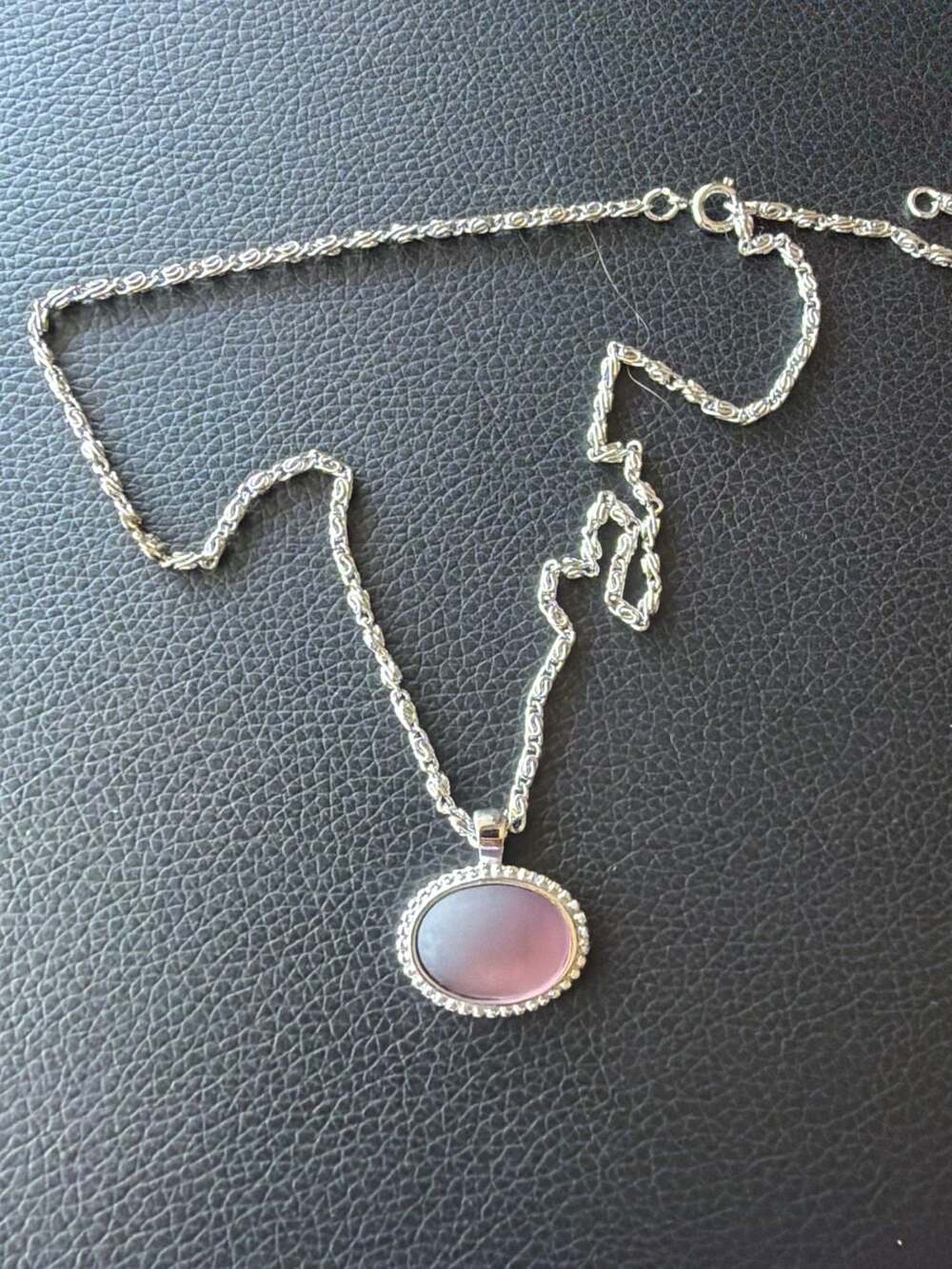 Vintage Sterling Silver tone Oval Cabochon Mauve Stone Pendant Necklace (J-045) - Picture 2 of 5